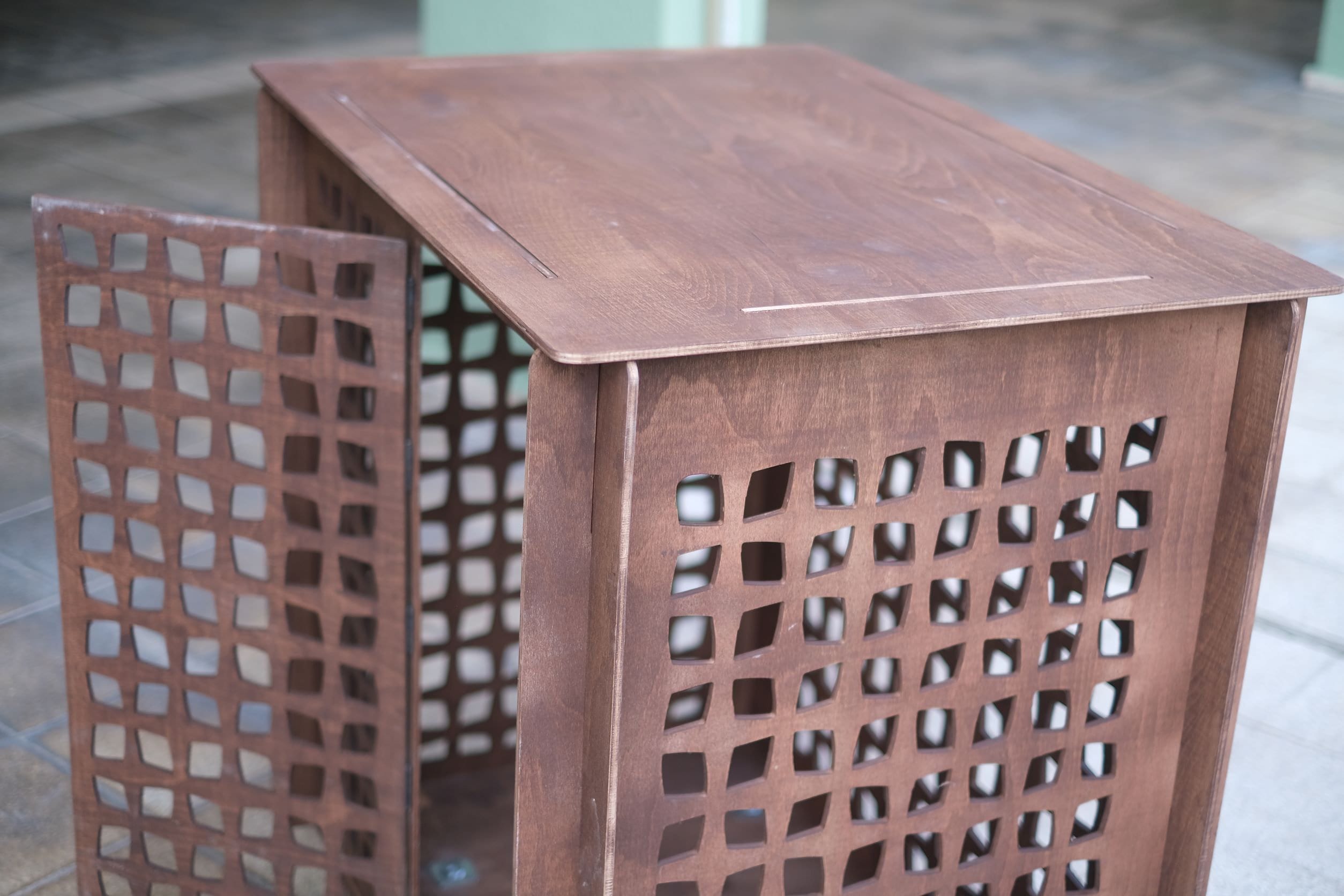 Modern Wooden Dog Crate: Customizable Pet Kennel