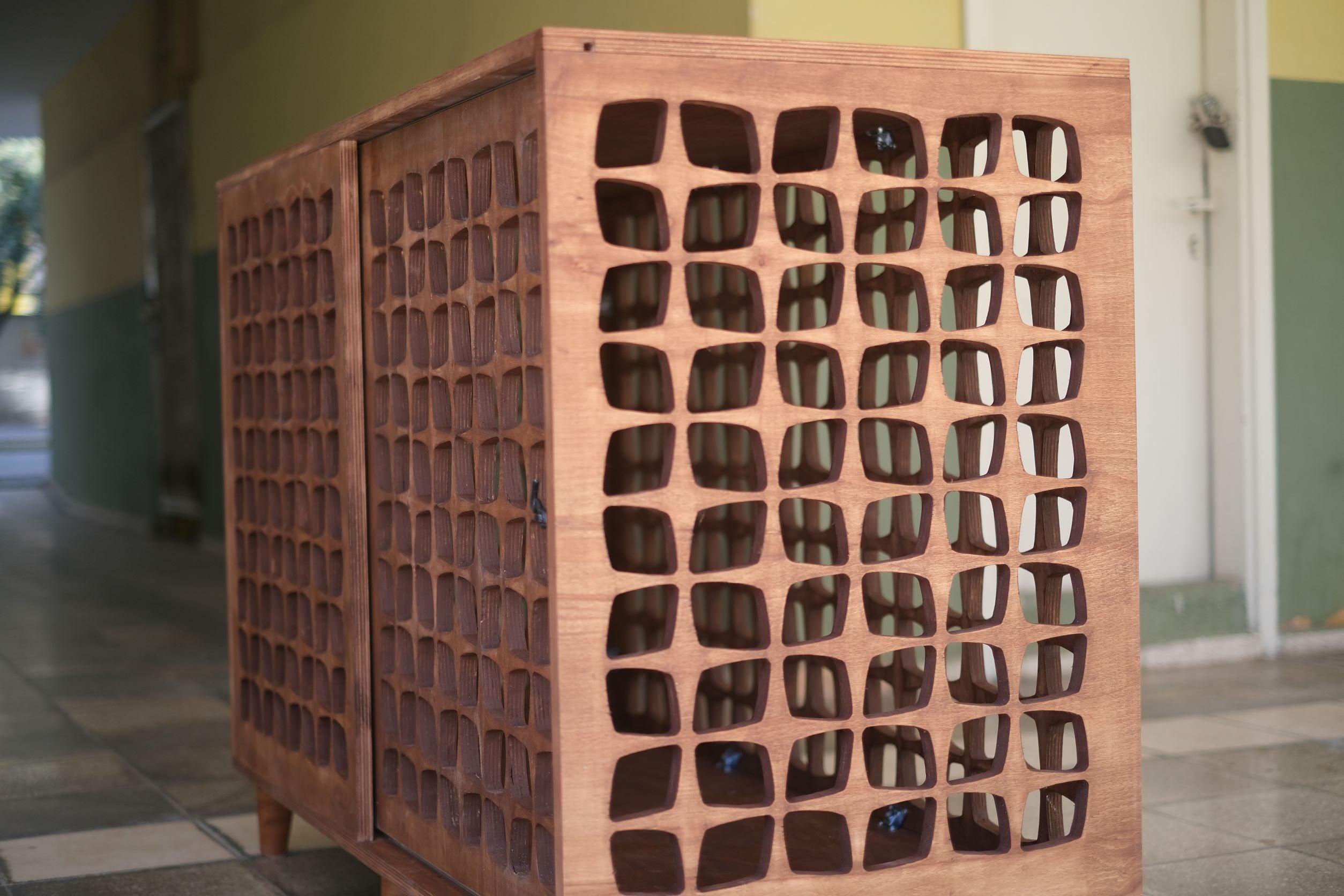 Modern Wooden Dog Crate with Sliding Door: Customizable Pet Furniture