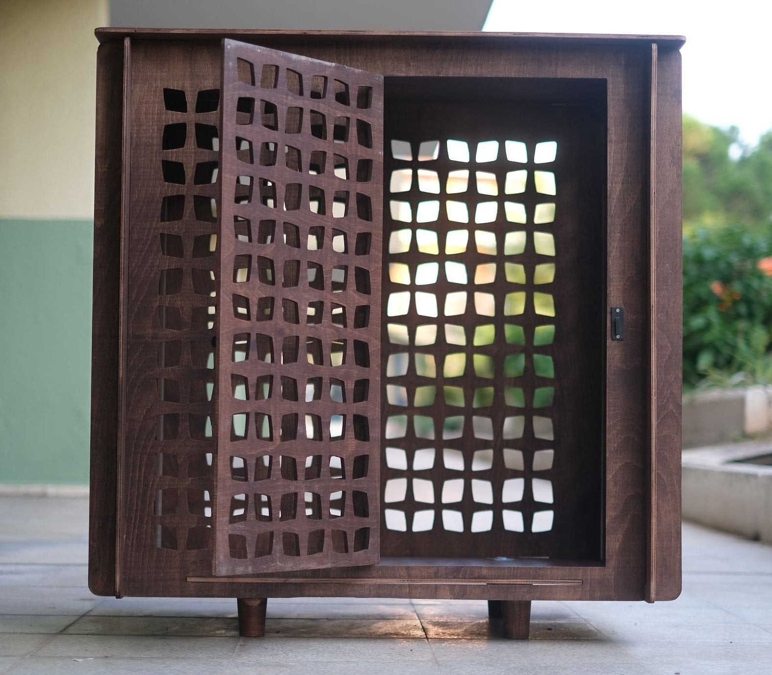 Modern Wooden Dog Crate: Customizable Pet Kennel