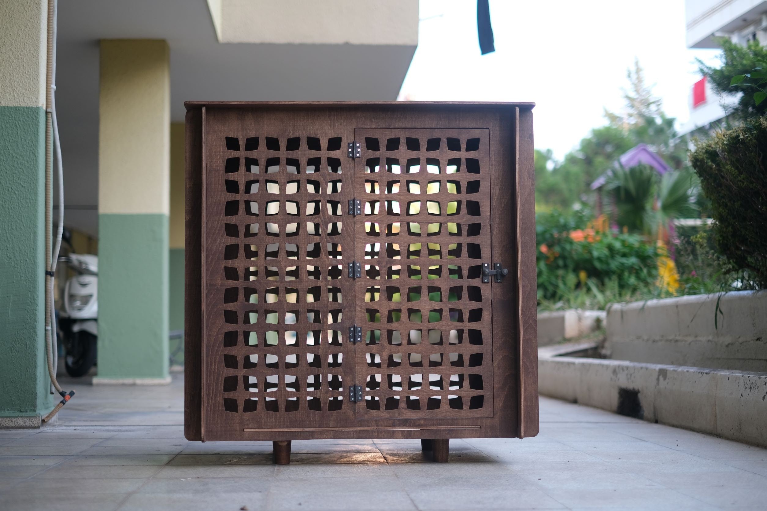 Modern Wooden Dog Crate: Customizable Pet Kennel