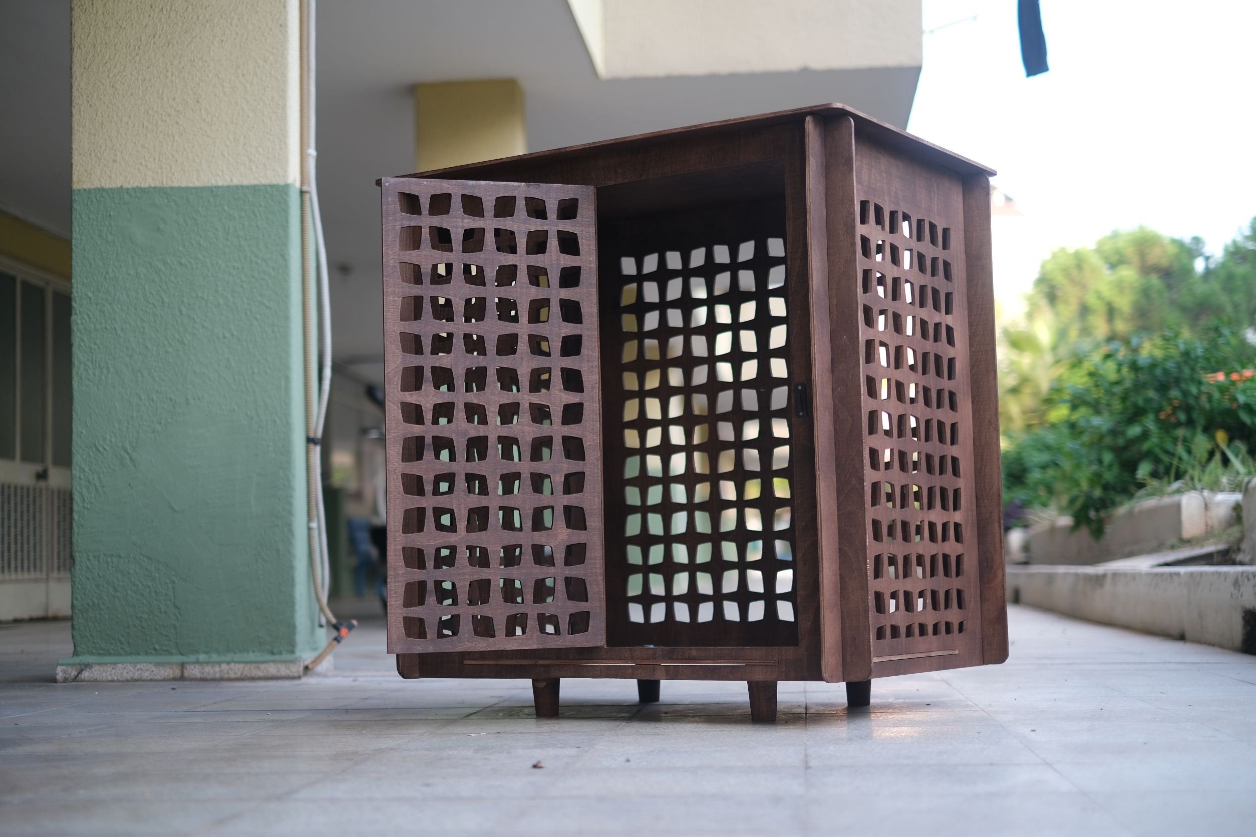 Modern Wooden Dog Crate: Customizable Pet Kennel