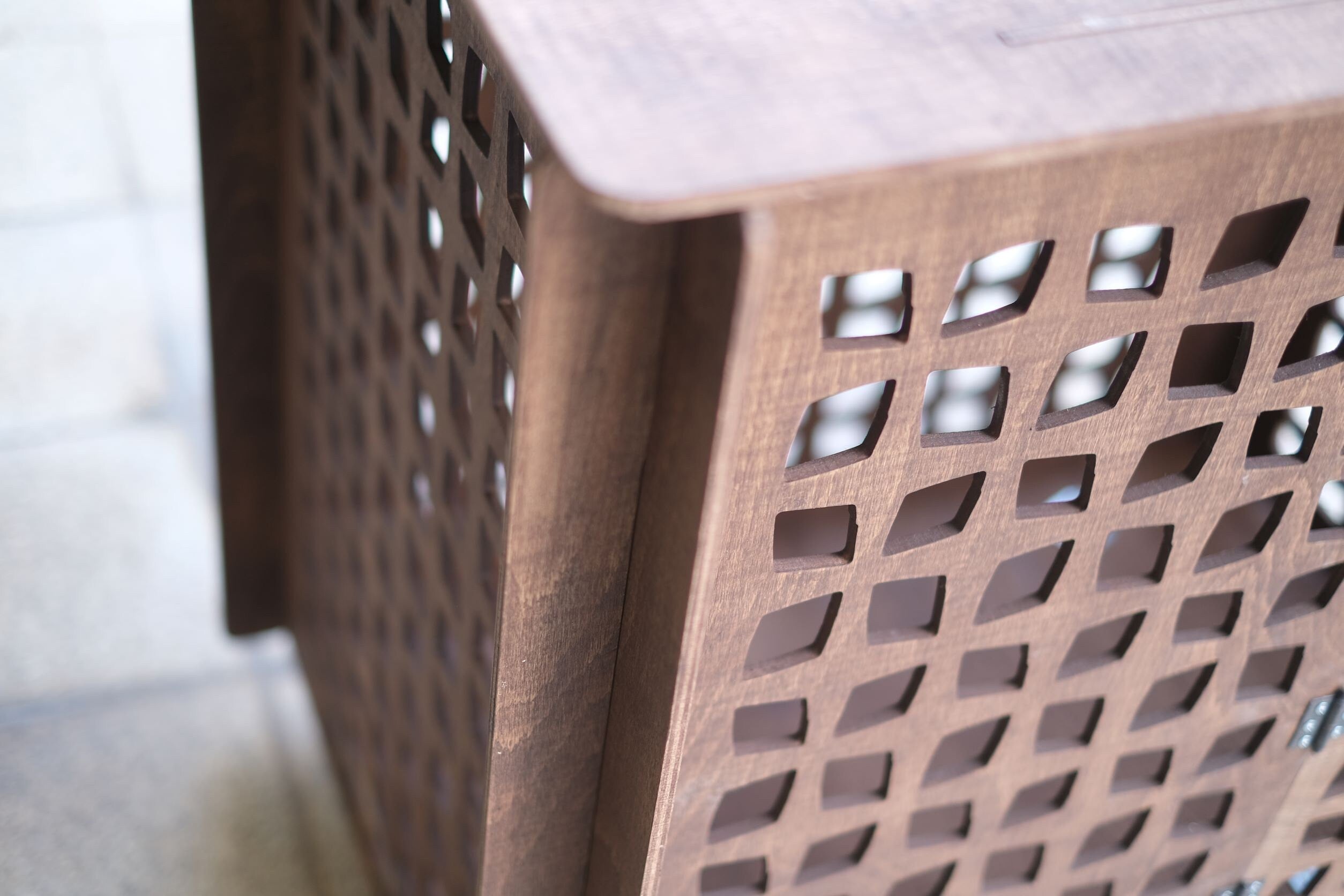Modern Wooden Dog Crate: Customizable Pet Kennel