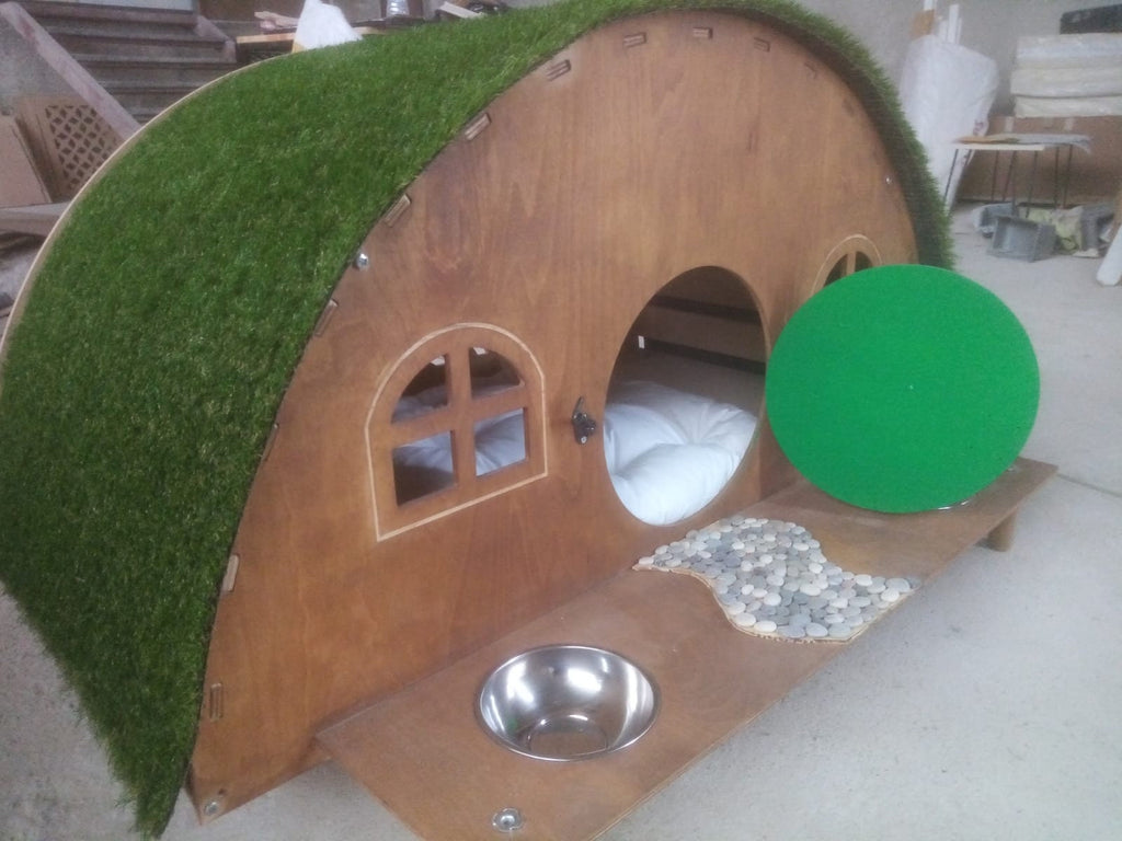 Handmade Hobbit Style Wooden Dog House with Double Bowl Feeder – Indoor Pet Furniture