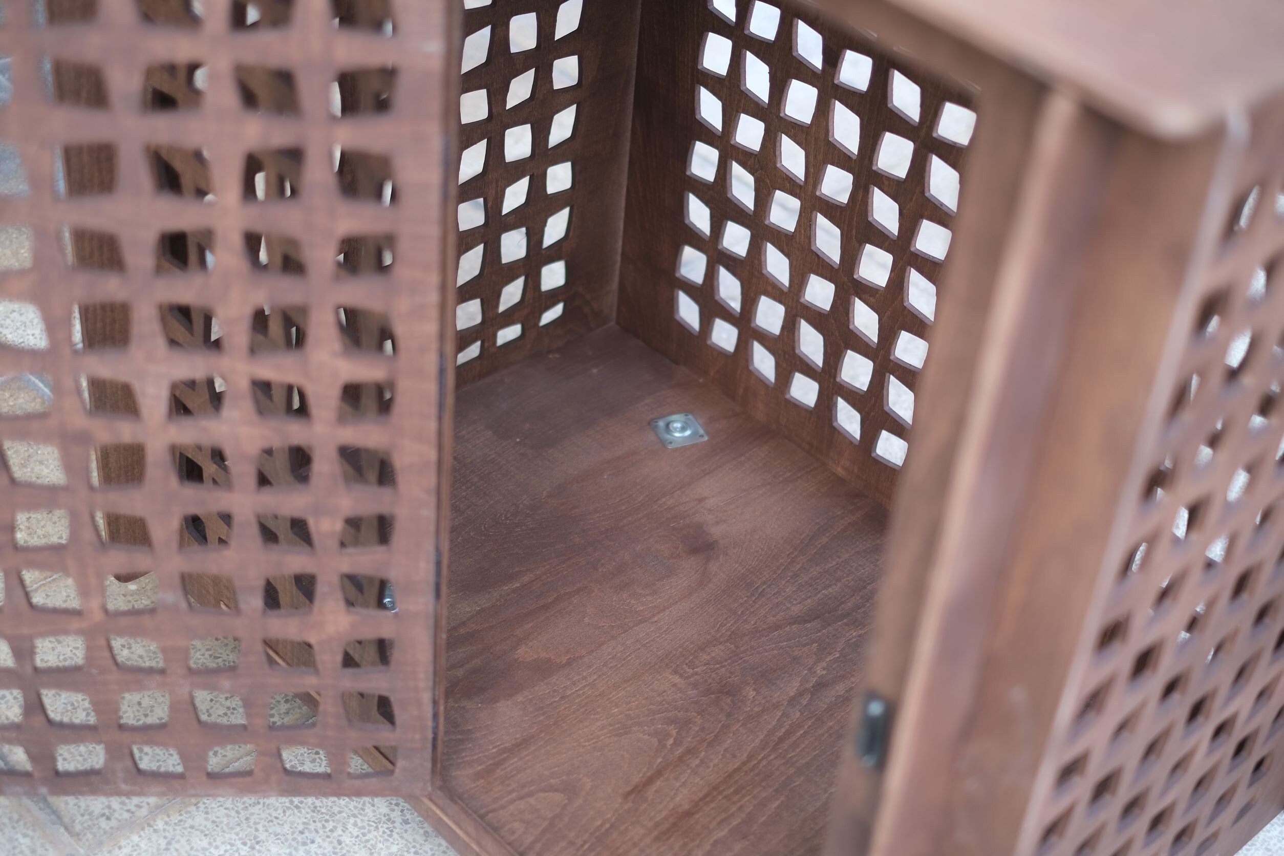 Modern Wooden Dog Crate: Customizable Pet Kennel
