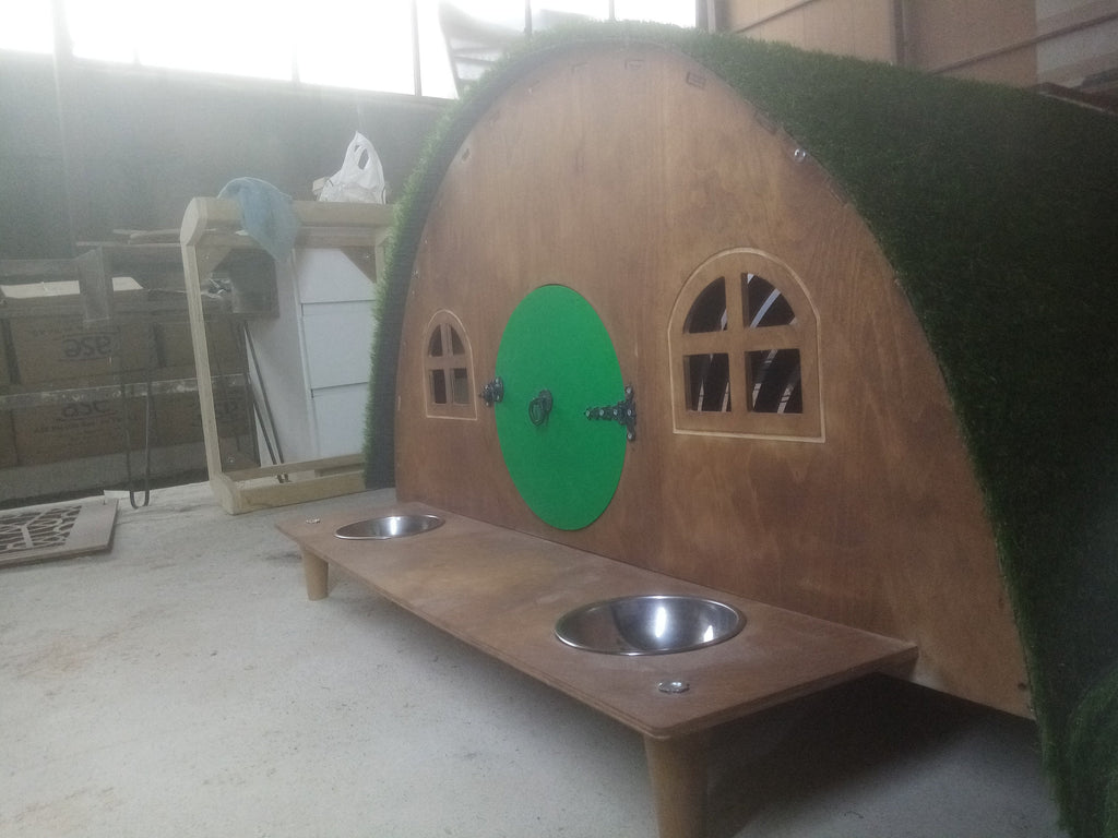 Handmade Hobbit Style Wooden Dog House with Double Bowl Feeder – Indoor Pet Furniture