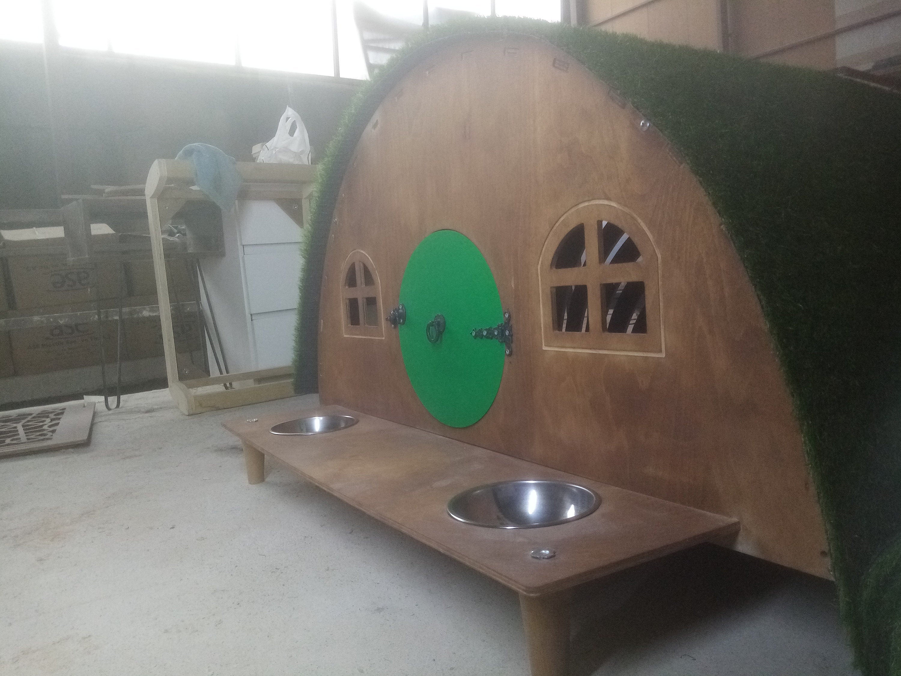 Handmade Hobbit Style Wooden Dog House with Double Bowl Feeder – Indoor Pet Furniture